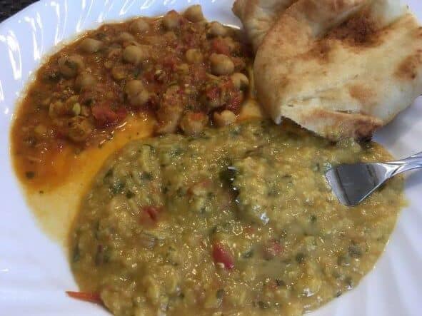 picture of naan chana masala and dal on a plate.