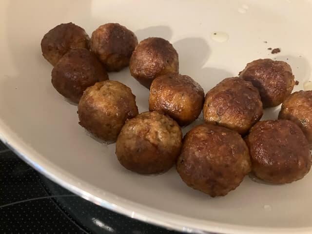 picture of cooked meatless meatballs from the Earth Grown brand from Aldi