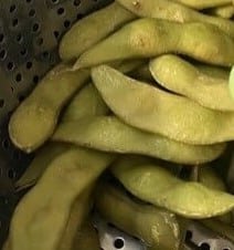 picture of edamame still in the pods
